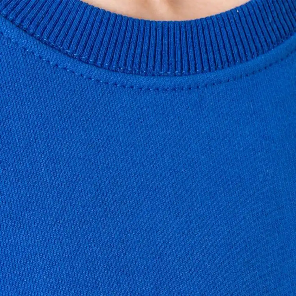 نمای نزدیک از یقه سویشرت آبی