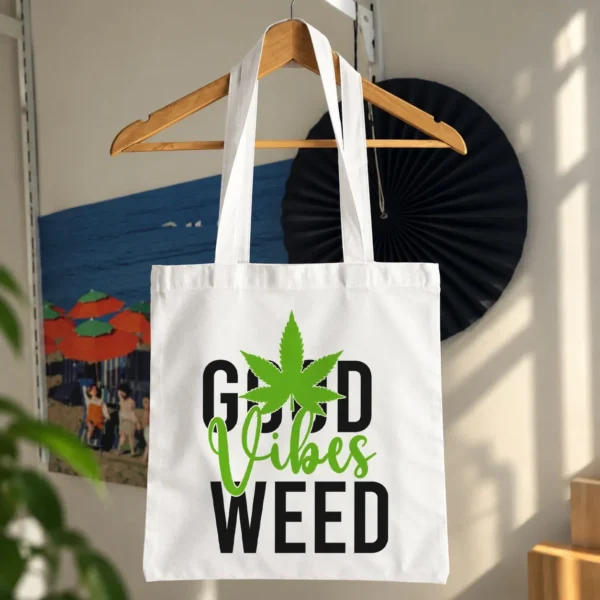توت بگ طرح تایپوگرافی Good Vibes Weed با برگ سبز کد 19904