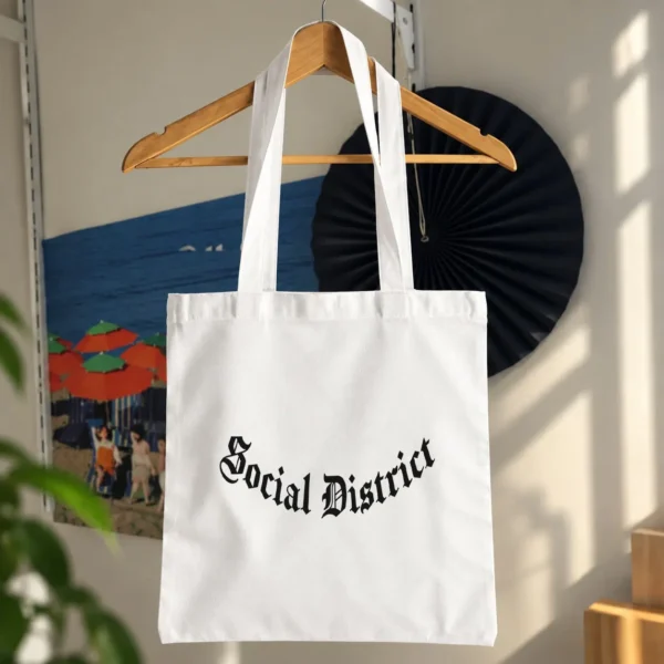 توت بگ نوشته Social District با تایپوگرافی گوتیک