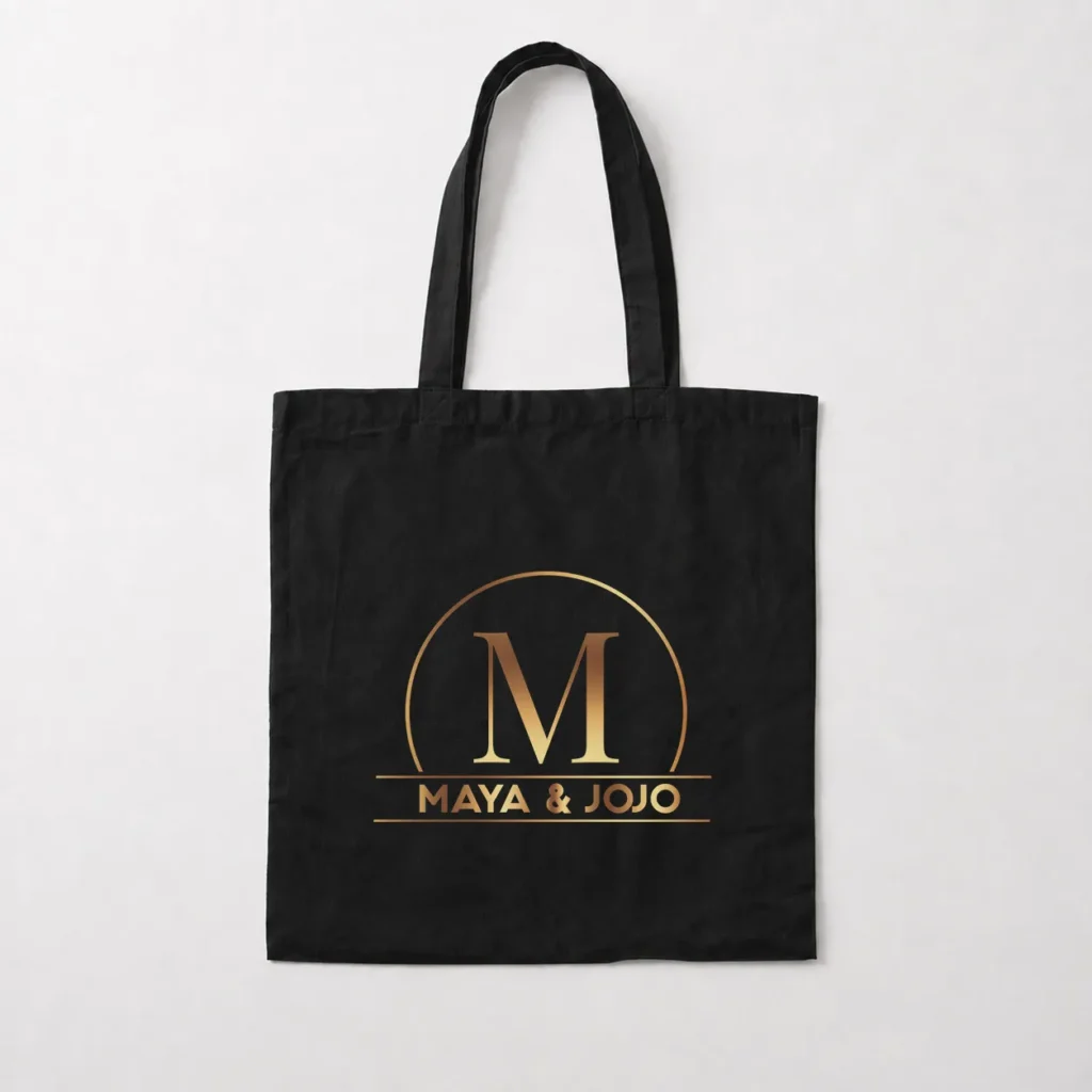 توت بگ لوگو طرح حرف M بزرگ داخل دایره طلایی شیک با نوشته MAYA & JOJO کد 10527